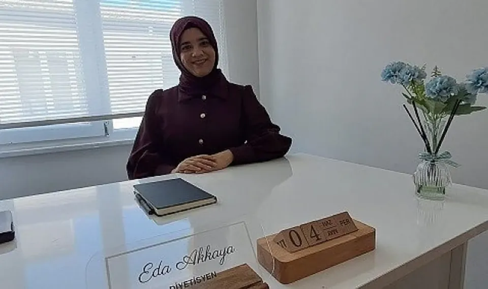 Ejderha Sıcaklarında Vücudu Koruma Rehberi: Sıvı ve Elektrolit Dengesi görseli