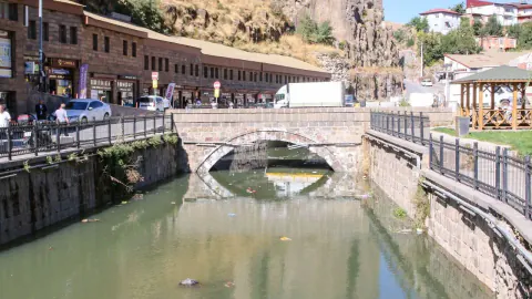 Bitlis Belediyesi dereleri temizledi: "Çöp atmayın, sel riski oluşturuyor" uyarısı