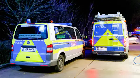 Hannover yakınlarında kaçak trafik kazası: 50 yaşındaki kadın öldü, polis beyaz kamyoneti arıyor