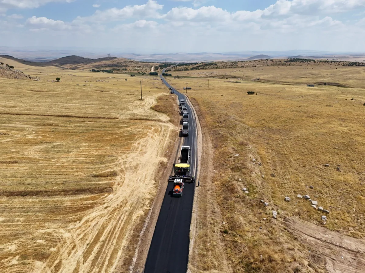 Sarıyahşi'de 3 Kilometrelik Yolda BSK Asfalt Çalışması Başladı Sarıyahşi'de 3 Kilometrelik Yolda BSK Asfalt Çalışması Başladı