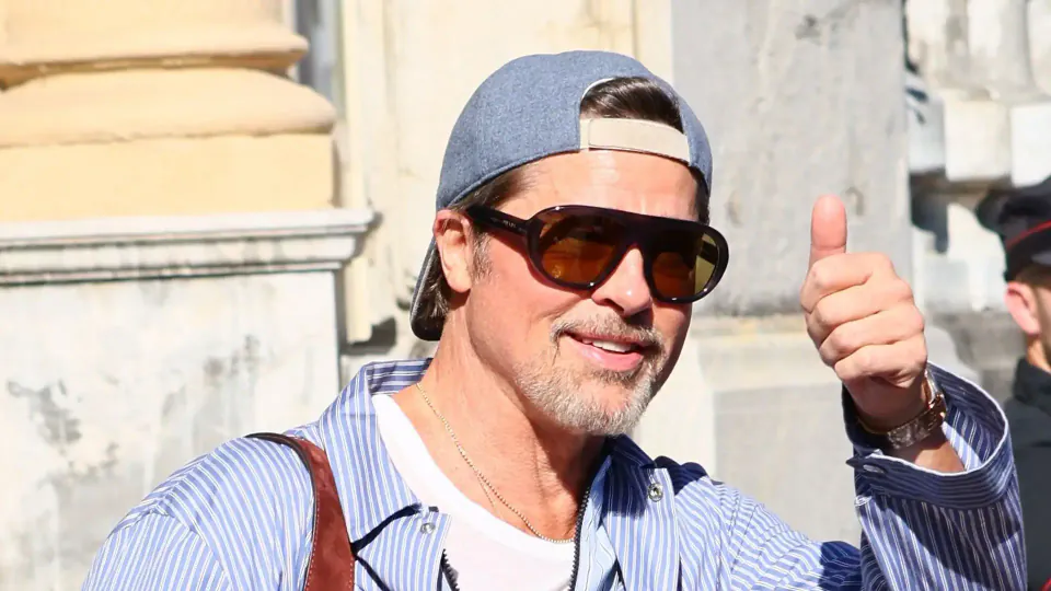 Brad Pitt San Sebastian'da pijamasıyla dikkat çekti: Yanında 4 yıldır sevgilisi Ines de Ramon görseli