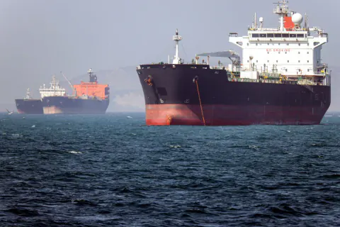 Hormuz Boğazı'nda 24 saatte 4. tanker hedef alındı: Motor odası yangını