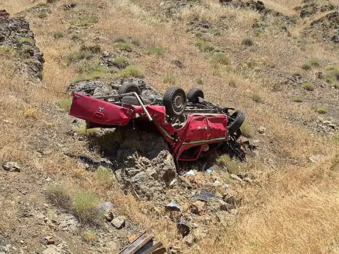 Elazığ'da Yangın Müdahalesinde Korkutan Kaza: Araç Uçuruma Yuvarlandı