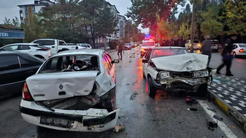 İki Araç Çarpıştı: 6 Yaralı, Aralarında Bebek de Var