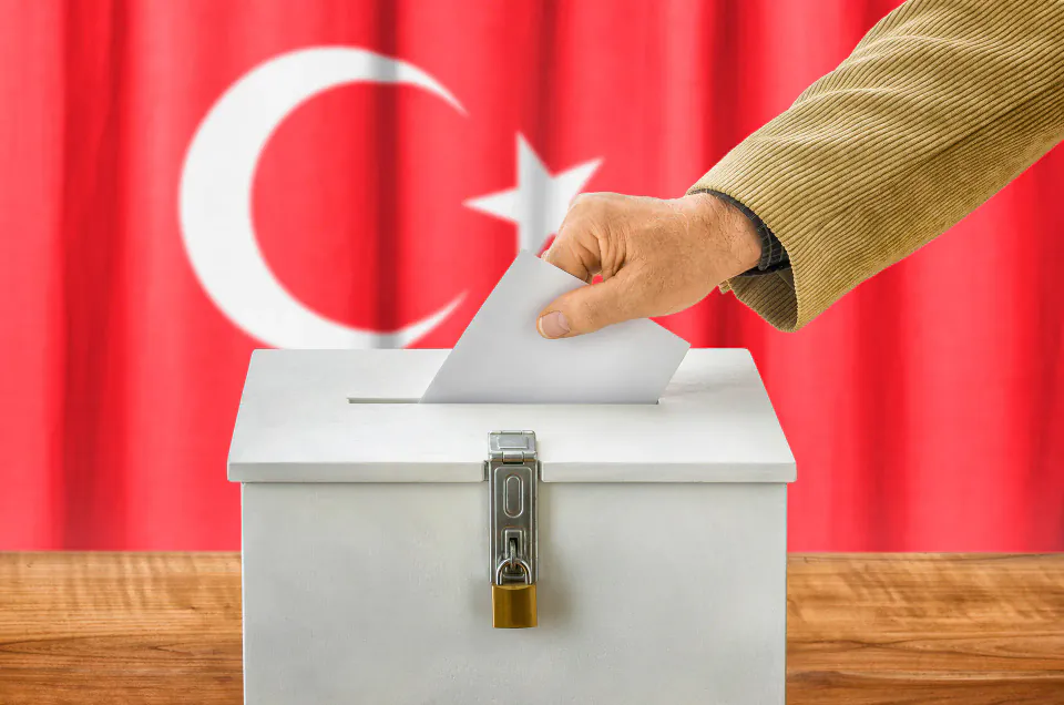 Seçim Görevlilerinin Hukuki Statüsü ve Sandık Güvenliğindeki Rolü görseli