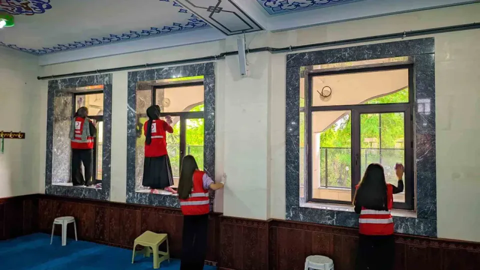 Ağrı'da Kızılay gönüllüleri Merkez Camii'ni temizledi: "İbadethaneimize saygımızı gösterdik" görseli