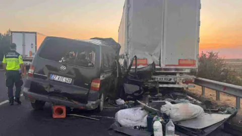 Şanlıurfa-Gaziantep Otoyolu'nda lastik patlaması sonrası çarpma: 2 ölü, 2 ağır yaralı