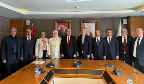 Yalova'ya 10 sentetik sahayı ve 650 kişilik spor salonu getiren protokol imzalandı