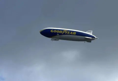 İkonik Goodyear Zeplini Gökyüzüne Döndü: İngiltere Semalarında Yeniden Göründü