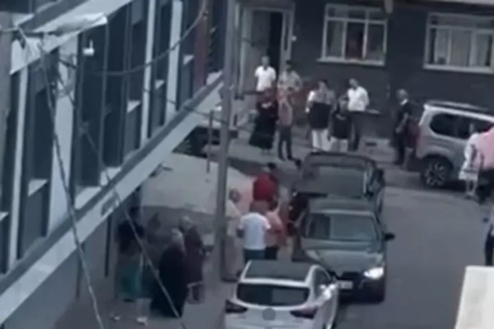 İstanbul Küçükçekmece'de silahlı kavga: 11 yaşındaki çocuk kurşuna düştü, ağır yaralı görseli