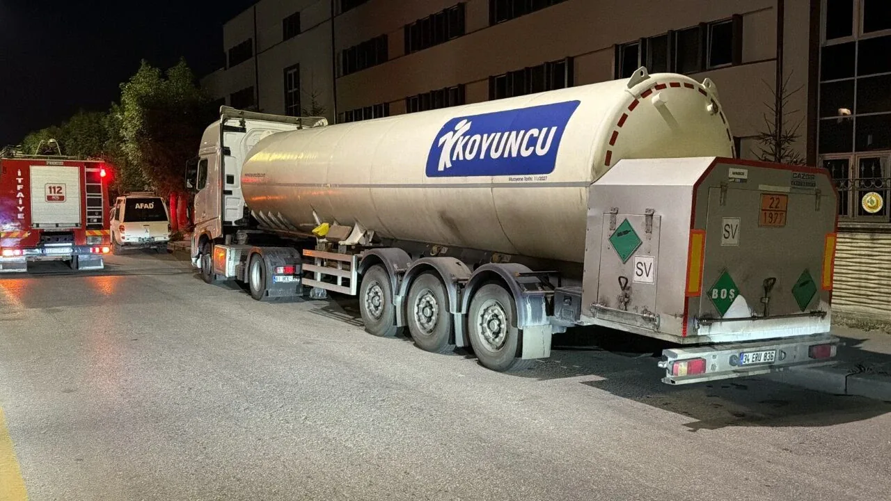 Bolu'da Tankerden Gaz Sızıntısı Polis ve İtfaiye Müdahale Etti Bolu'da Tankerden Gaz Sızıntısı Polis ve İtfaiye Müdahale Etti
