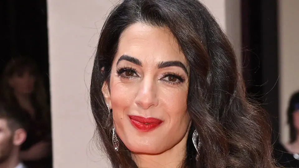 Amal Clooney'den Como Gölü'nde Dikkat Çeken Yaz Stili görseli