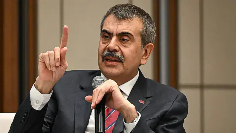 Bakan Tekin: Öğretmen kıyafetinde önlük kararı kesinleşti, 657 sayılı kanun devre dışı