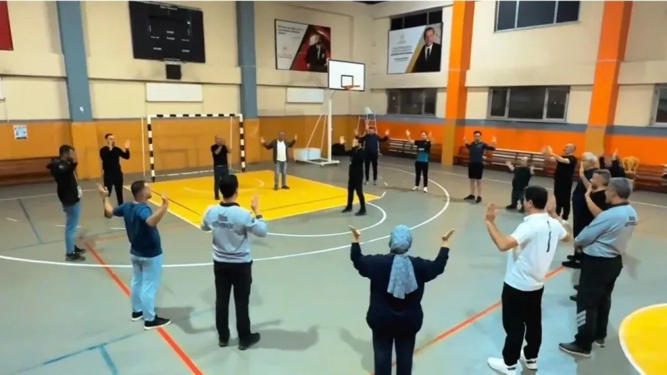 Yüksekova'da 'Mahallemde Hareket Var' projesi başlandı: Mahalle parkları spor alanı oldu görseli