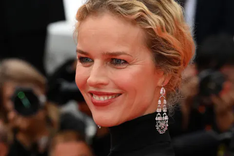 Moda Dünyasının Zamansız İkonu Eva Herzigova: 90'ların Süper Modelinden Günümüze