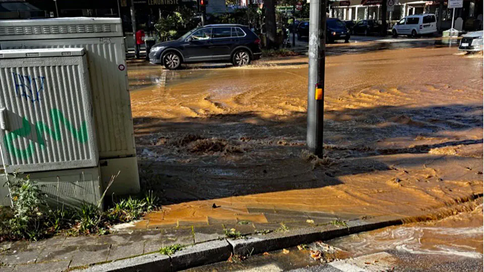 Hamburg'da Su Arıza Krizi: Amsinckstraße ve Ohlsdorf'ta Rohr Bruch, Binler Etkilendi görseli