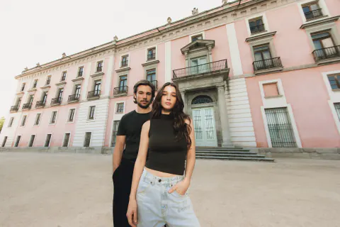 Netflix'in Yeni İspanyol Fenomeni 'Oasis' Yayında: Lüks Tatilde Gizemli Kayıp