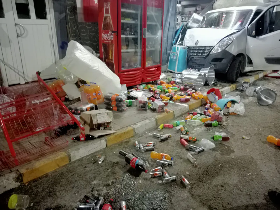 Sivas Koyulhisar'da Kamyonet Markete Girdi: Yaralı Durumu Açıklandı görseli