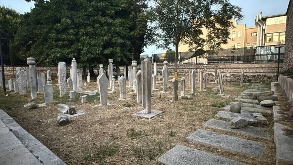 Haydarhane Camisi Haziresi'nde Mezarlar Tahrip Edildi Haydarhane Camisi Haziresi'nde Mezarlar Tahrip Edildi