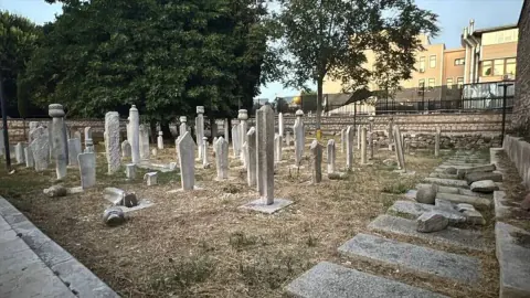 Haydarhane Camisi Haziresi'nde Mezarlar Tahrip Edildi