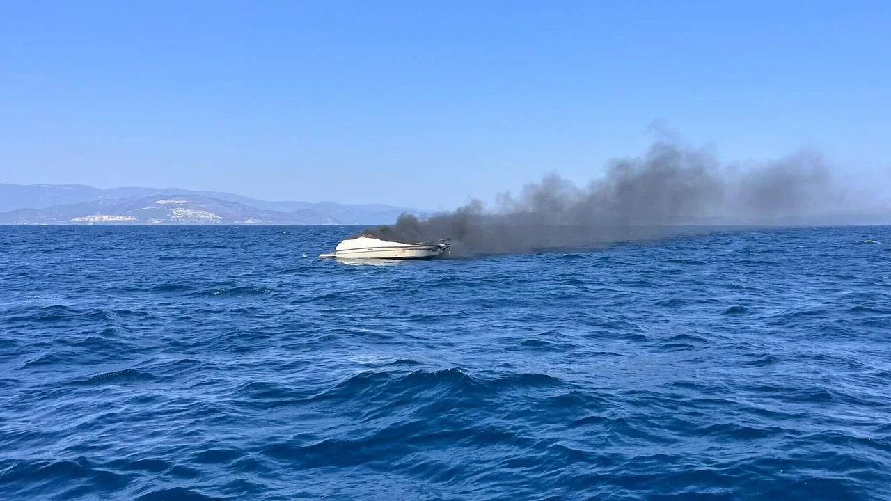 Didim'de teknede yangın paniği: 2 kişi denize atlayarak kurtuldu Didim'de teknede yangın paniği: 2 kişi denize atlayarak kurtuldu