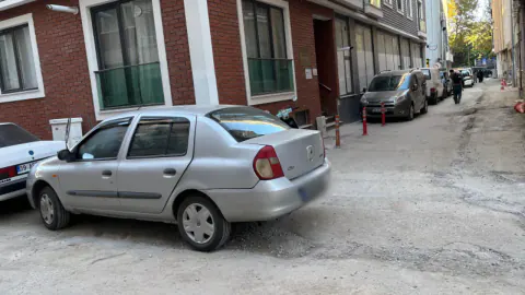 Kırklareli'de Hatalı Park Dar Sokakta Trafiği Kitle: Araç Çekildi