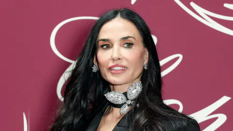 Demi Moore Paris Sokaklarında: Şıklığıyla Göz Kamaştıran Detaylar