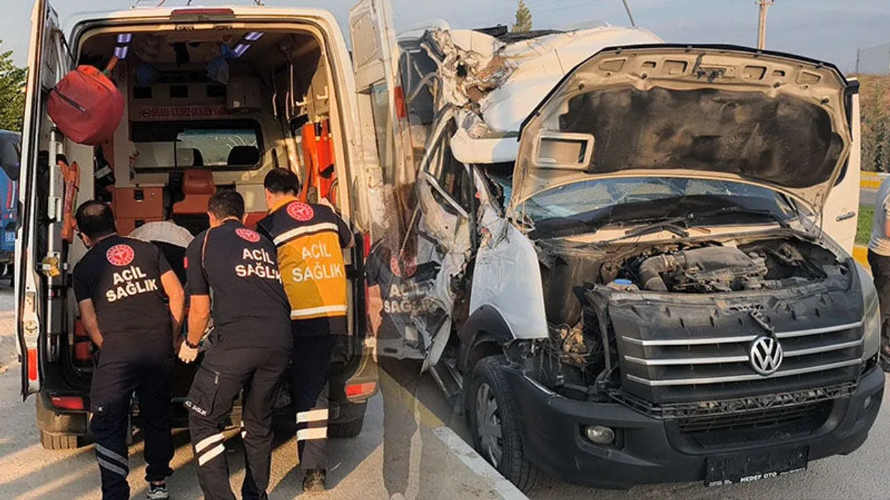 Kütahya OSB'de Çekici İşçi Servisine Çarptı: 8 Yaralı Kütahya OSB'de Çekici İşçi Servisine Çarptı: 8 Yaralı