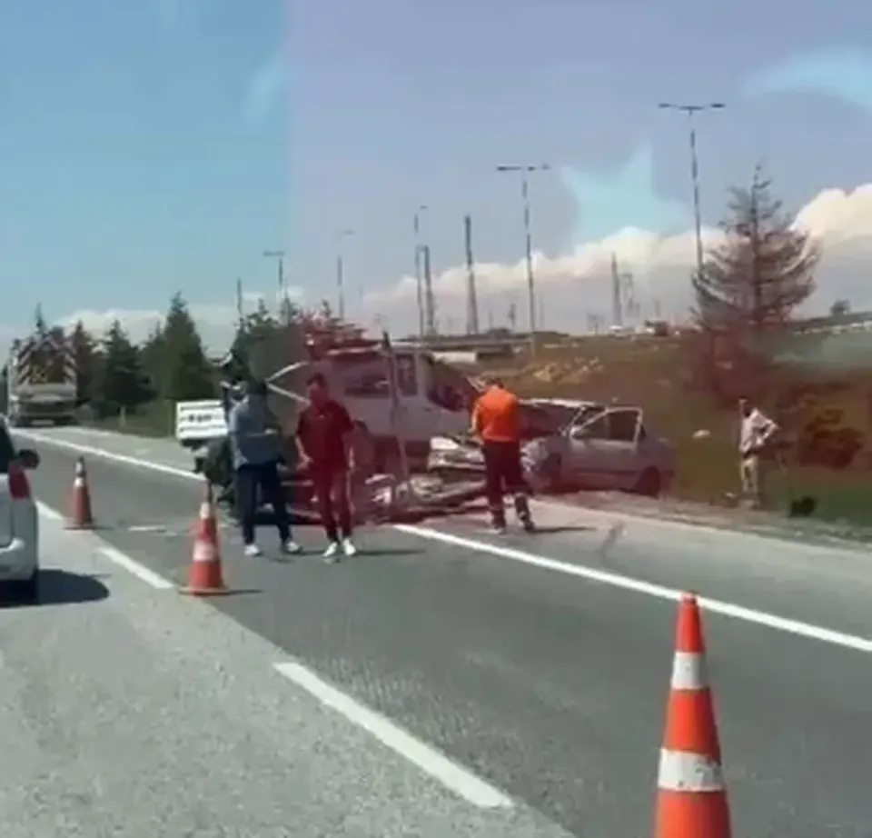 Avusturya'da Korkutan Kaza: Yol Bisikletçisinin Pedalı Araca Takıldı görseli