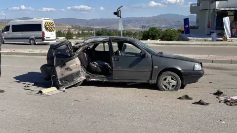 Elazığ'da otomobil direğe çarptı: 3 yaralı