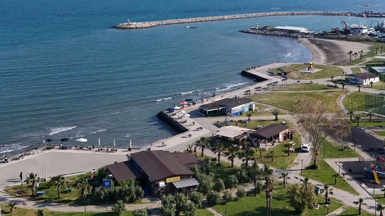 Karataş Sahillerinde Hizmet Krizi: Tatilciler Temel İhtiyaçlara Erişimde Zorluk Yaşıyor Karataş Sahillerinde Hizmet Krizi: Tatilciler Temel İhtiyaçlara Erişimde Zorluk Yaşıyor