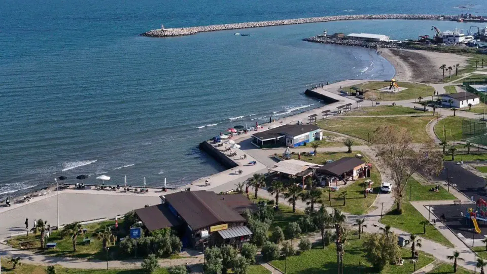 Karataş Sahillerinde Hizmet Krizi: Tatilciler Temel İhtiyaçlara Erişimde Zorluk Yaşıyor görseli