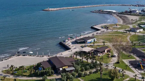 Karataş Sahillerinde Hizmet Krizi: Tatilciler Temel İhtiyaçlara Erişimde Zorluk Yaşıyor