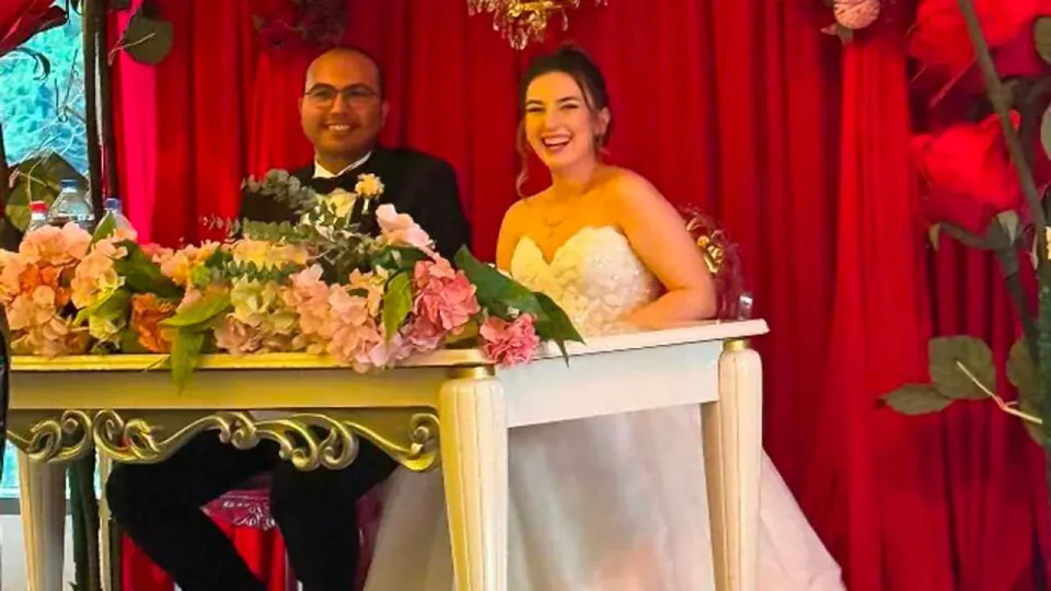 Dr. İpeksu Arun ve Dr. Cem Karaca Görkemli Bir Törenle Evlendi görseli