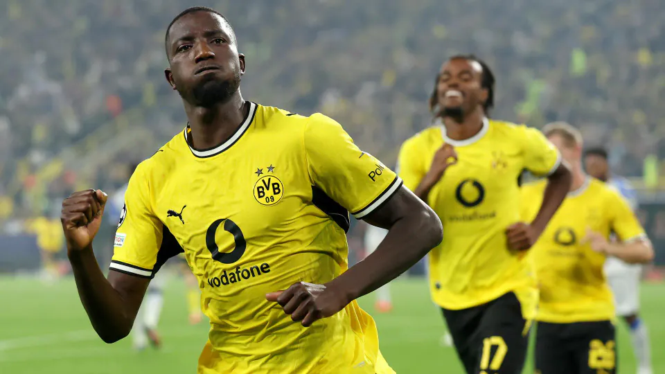 BVB Villarreal'i 3-2 yendi ama Karetsas hastaneye kaldırıldı: Şampiyons Ligi'nde şok dakikalar görseli