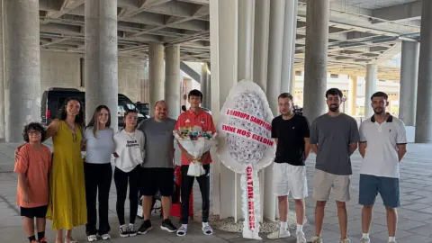 U-15 Avrupa Şampiyonu Görkem Öcal, Çiltar Kulübü'ne Dönüşünde Çiçek ve Bayraklarla Karşılandı