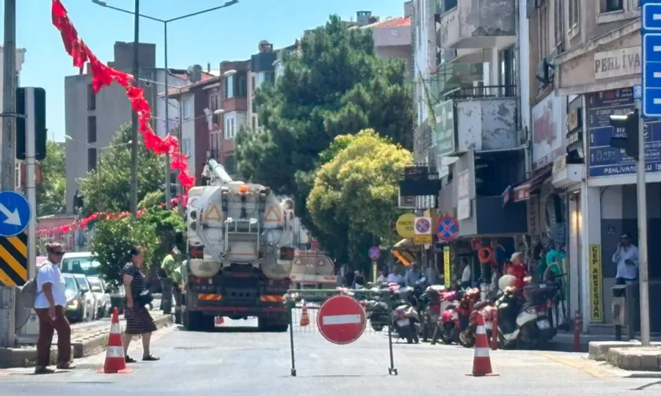 Çanakkale Atatürk Caddesi'nde Trafik Yoğunluğu: Yolun Bir Bölümü Kapatıldı görseli