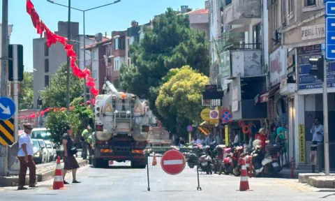 Çanakkale Atatürk Caddesi'nde Trafik Yoğunluğu: Yolun Bir Bölümü Kapatıldı