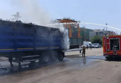 İskenderun Azganlık Mahallesi'nde Korkutan Araç Yangını