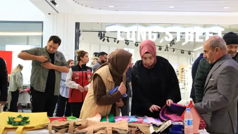Erzincan'da Yaşlılar Günü'nde huzurevi sakinlerinin el emeği sergilendi