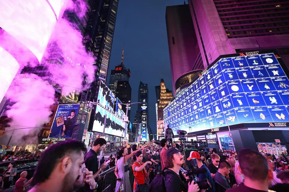 Pokémon Go 10 Yaşında: New York'ta Dev Mewtwo İstilası görseli