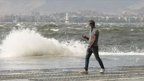 İzmir'e Poyraz Fırtınası Geliyor: Meteoroloji'den Sarı Kodlu Uyarı