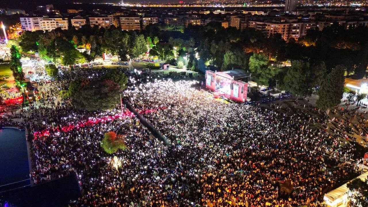 İzmir Enternasyonal Fuarı Çim Konserleri kadrosu belli oldu: 6 dev isim sahne alacak İzmir Enternasyonal Fuarı Çim Konserleri kadrosu belli oldu: 6 dev isim sahne alacak