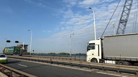 Merwedebrug'da Kamyon Yasağı Başladı: İhlal Edenlere 500 Euro Ceza