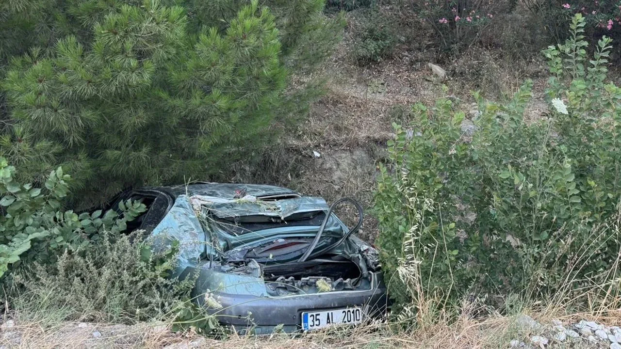 Söke'de Otomobil Şarampole Devrildi: 3 Yaralı Söke'de Otomobil Şarampole Devrildi: 3 Yaralı