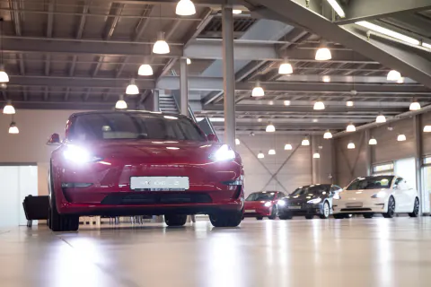 Tesla'dan Binlerce Araç İçin Far Geri Çağırma Kararı