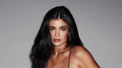 Kylie Jenner'dan Kim Kardashian'a Destek: SKIMS'in Yeni Koleksiyonu Dikkat Çekti