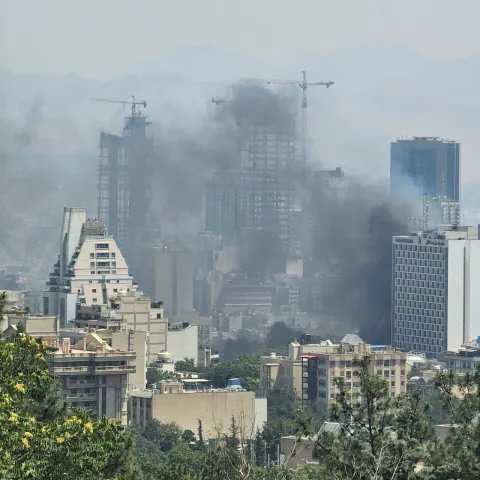 Tahran'da Hotel Esteghlal Yakınlarında Yangın Paniği