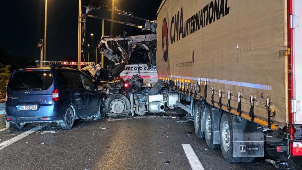 Orhangazi Tüneli'nde zincirleme tır kazası: 1 ölü, 7 yaralı görseli