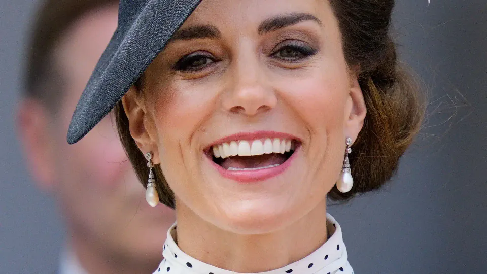 Kate Middleton'ın 2011 Yılına Ait Şık 'Şampanya' Rengi Elbisesi Gündem Oldu görseli